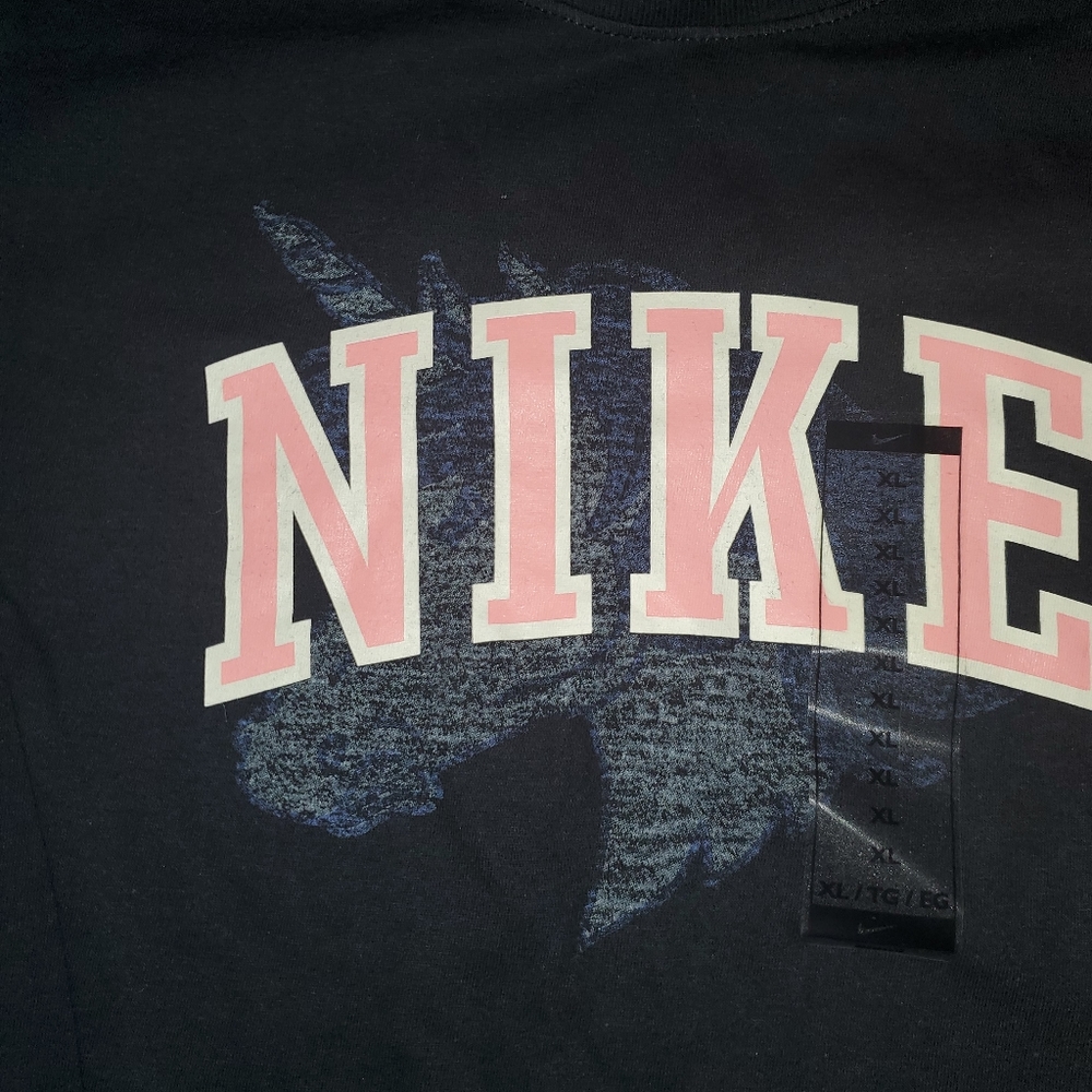 The Nike Tee Gril With pink Nike logo size XL - Picture 2 of 2